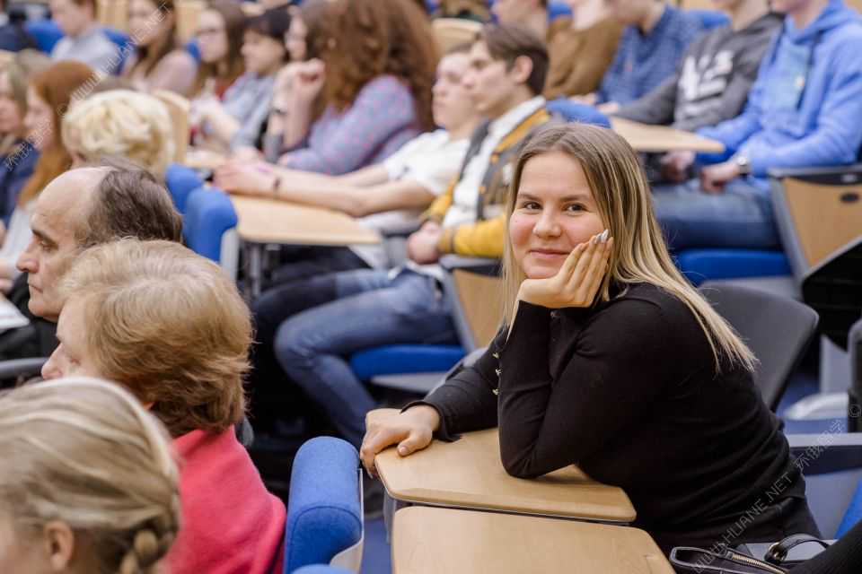 拍戏十年无人知，她因演出轨人妻火了