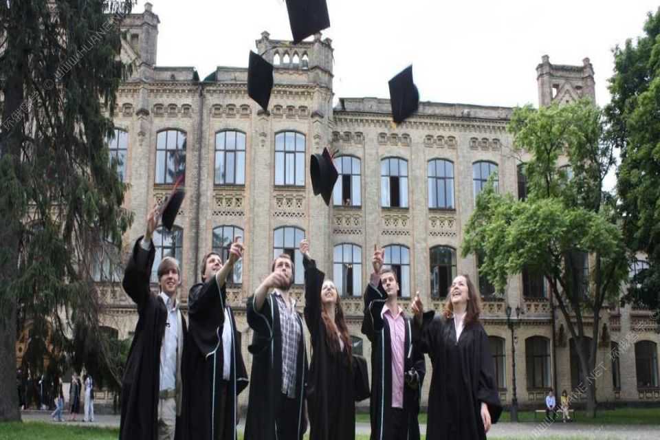 国内没了的补习班，跑去给老外补课了