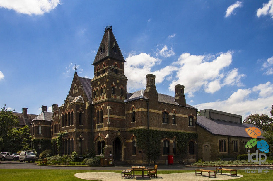 凌晨跨国上网课 努力调适时间差