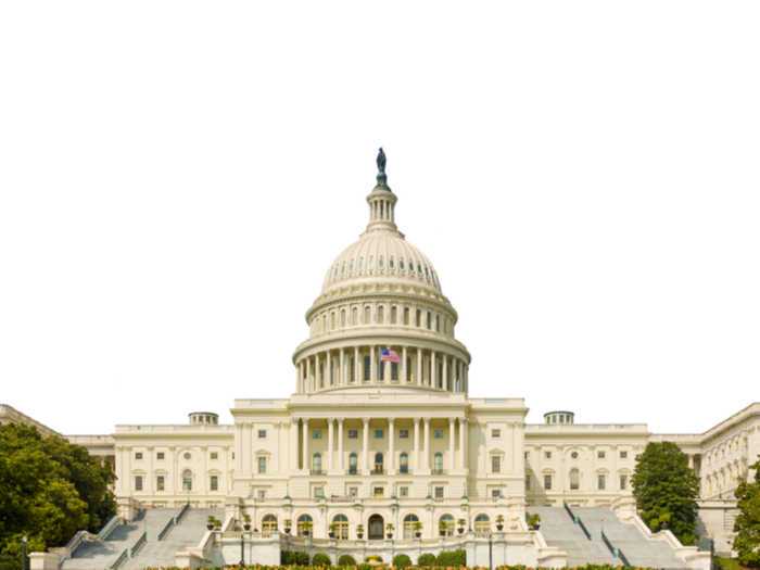 年轻女孩和异性合租公寓，晚上遭遇对方贴门偷听